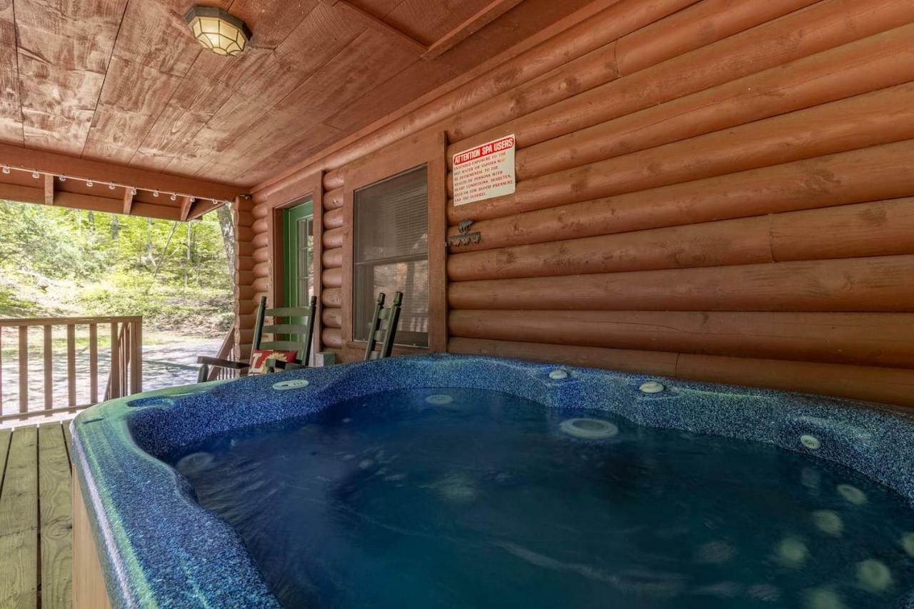 Log Cabin! 1Mile From The Action! Private Lane! Hot Tub! Pool Table! Villa Pigeon Forge Bagian luar foto